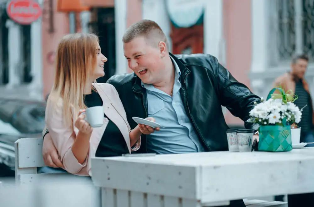 парень-напирает-на-первом-свидании